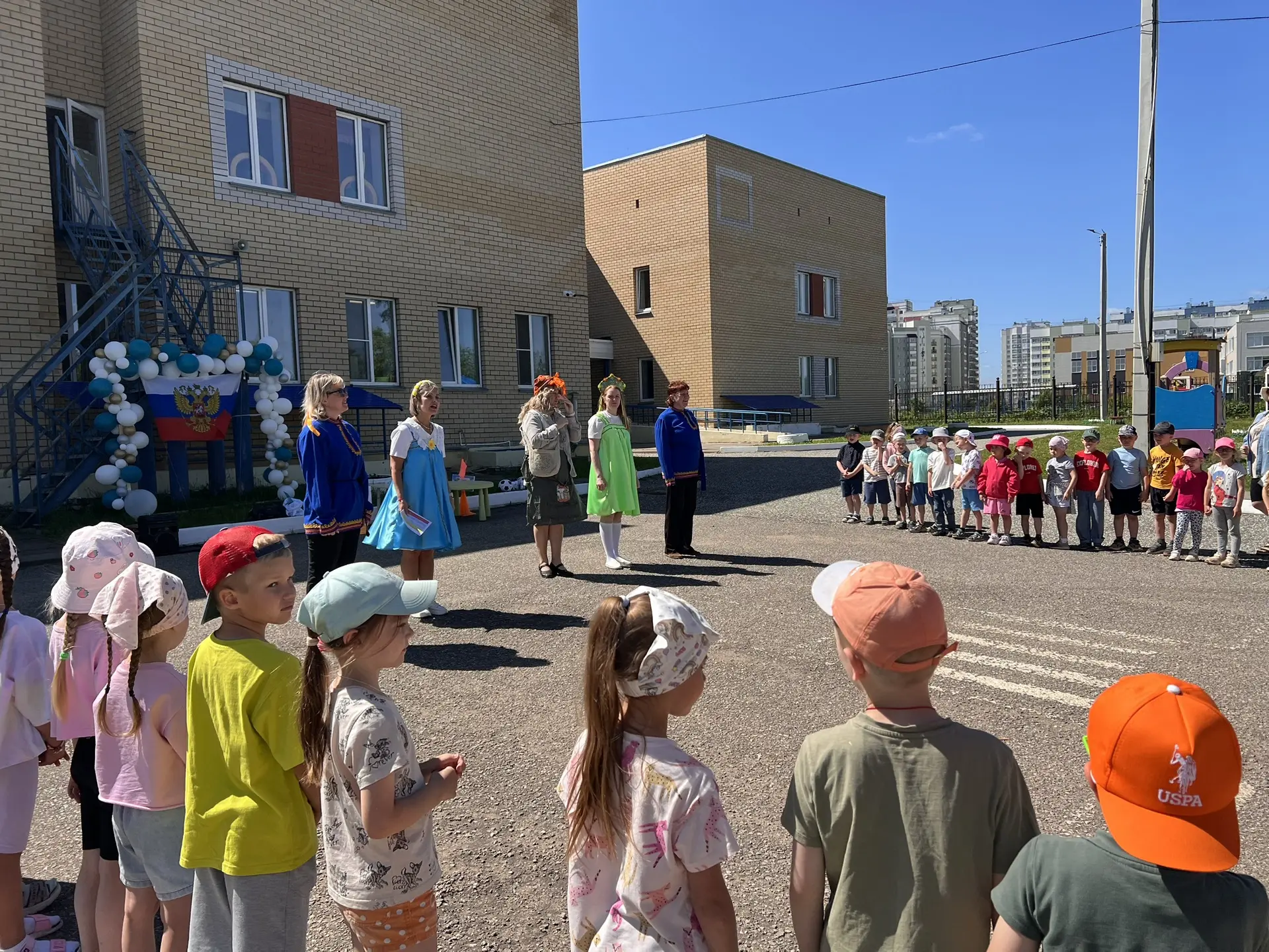 Ярко!Солнечно! Весело! В преддверии праздника мы провели квест «Путешествие по России»