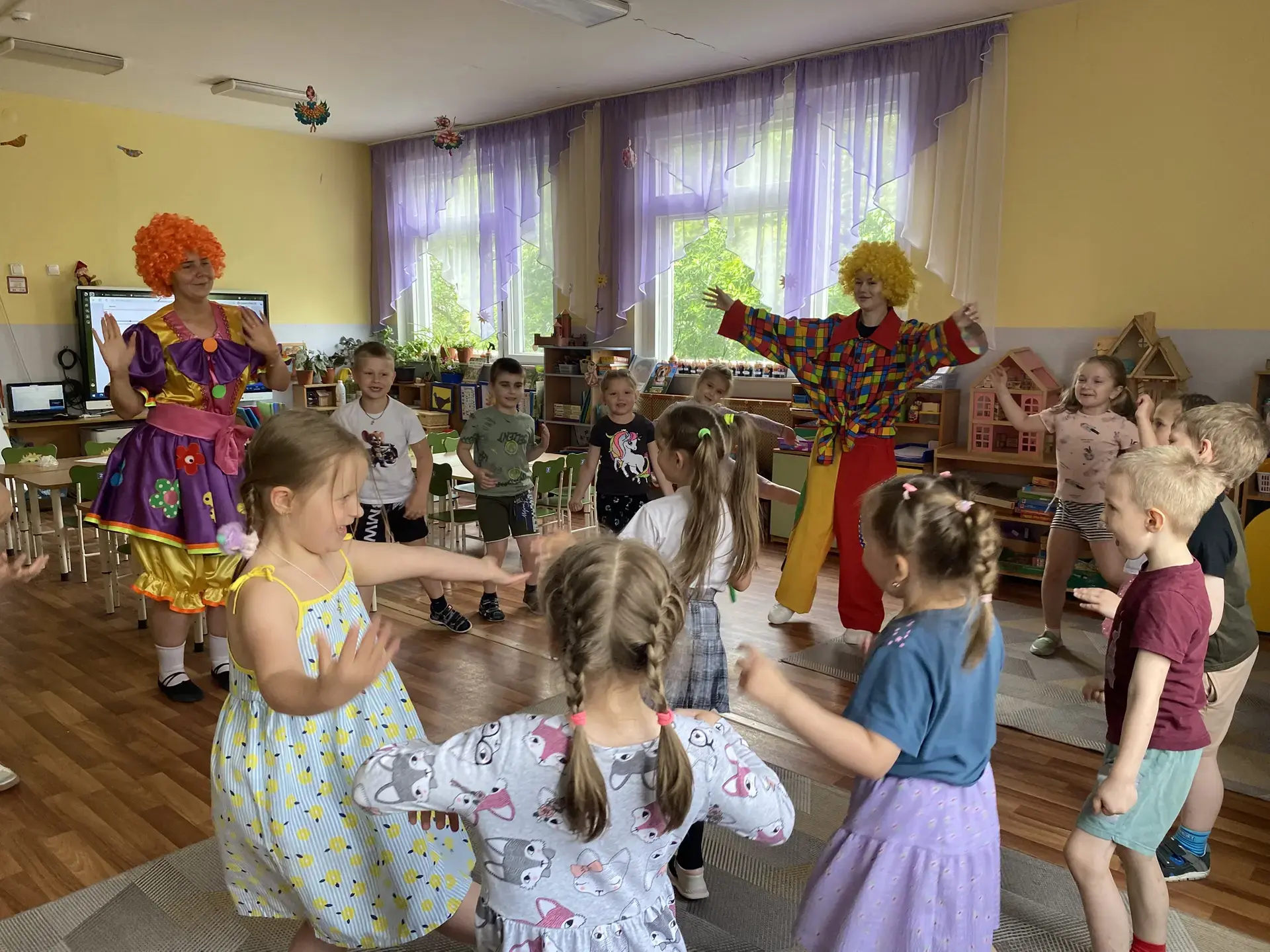 📌В старшей группе "РАДУГА" прошло развлечение с веселыми клоунами ВЕСЕЛИНКОЙ и КЛЕПОЙ, посвященное 