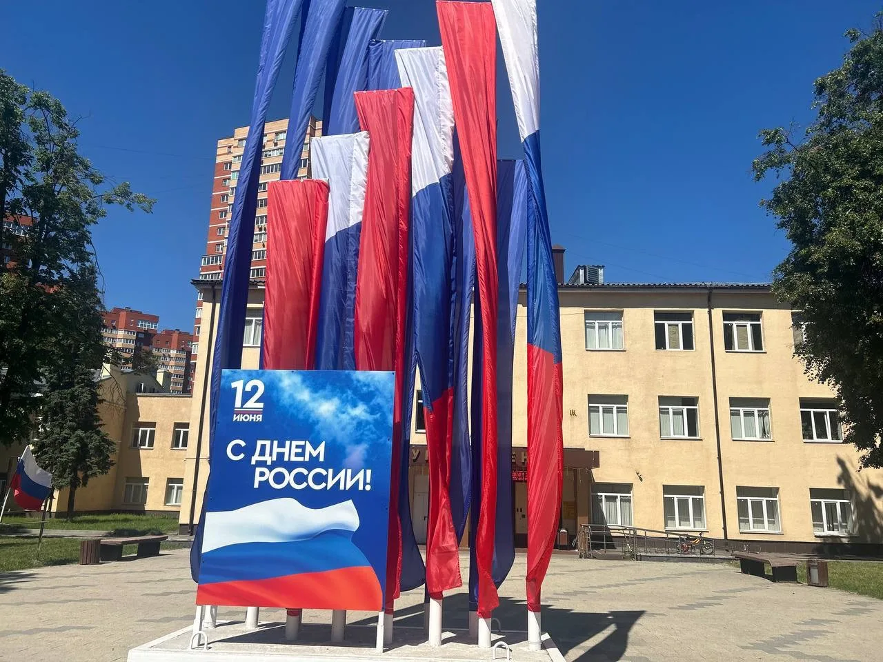 🇷🇺Подмосковье готовится ко Дню России
Коммунальные службы Московской области начали украшать придо