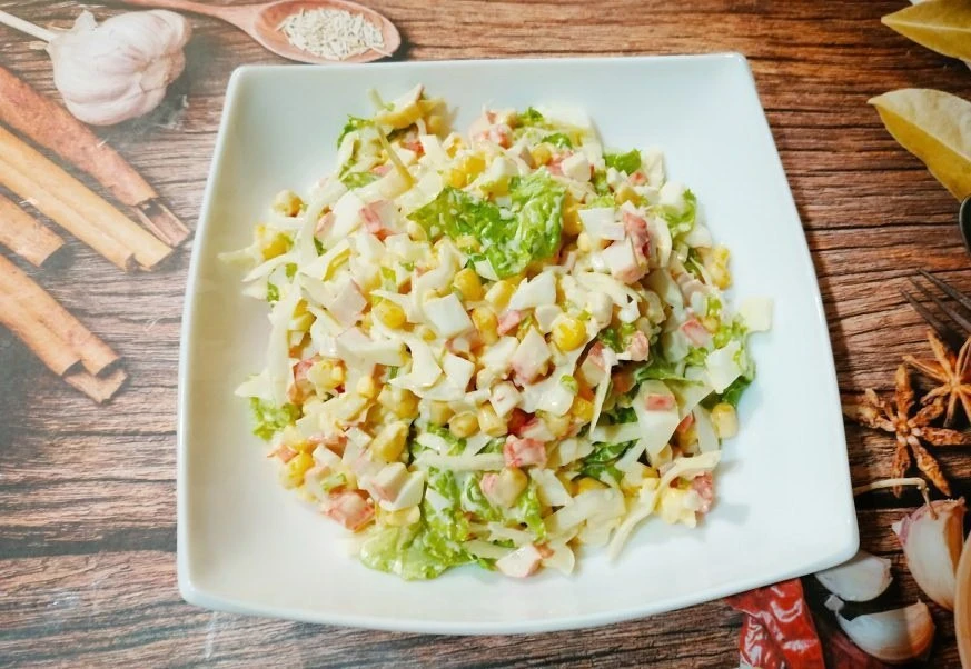 КРАБОВЫЙ САЛАТ С КАПУСТОЙ И КУКУРУЗОЙ 
@sa_lat

Ингредиенты:
 Крабовые палочки — 200 гр
 Консервиров