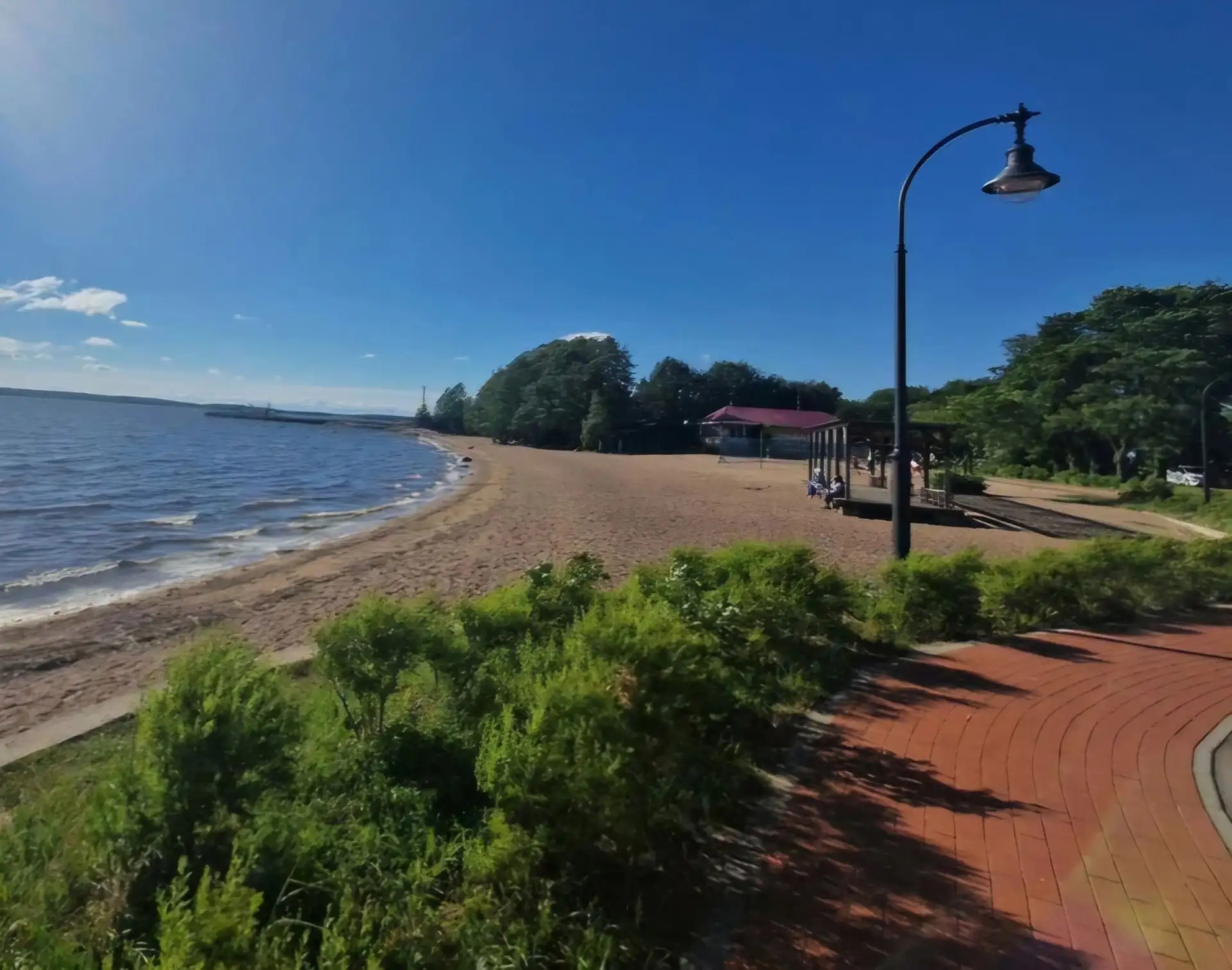 Опубликован список водоемов и пляжей, где можно принимать солнечные, воздушные и водные процедуры. В
