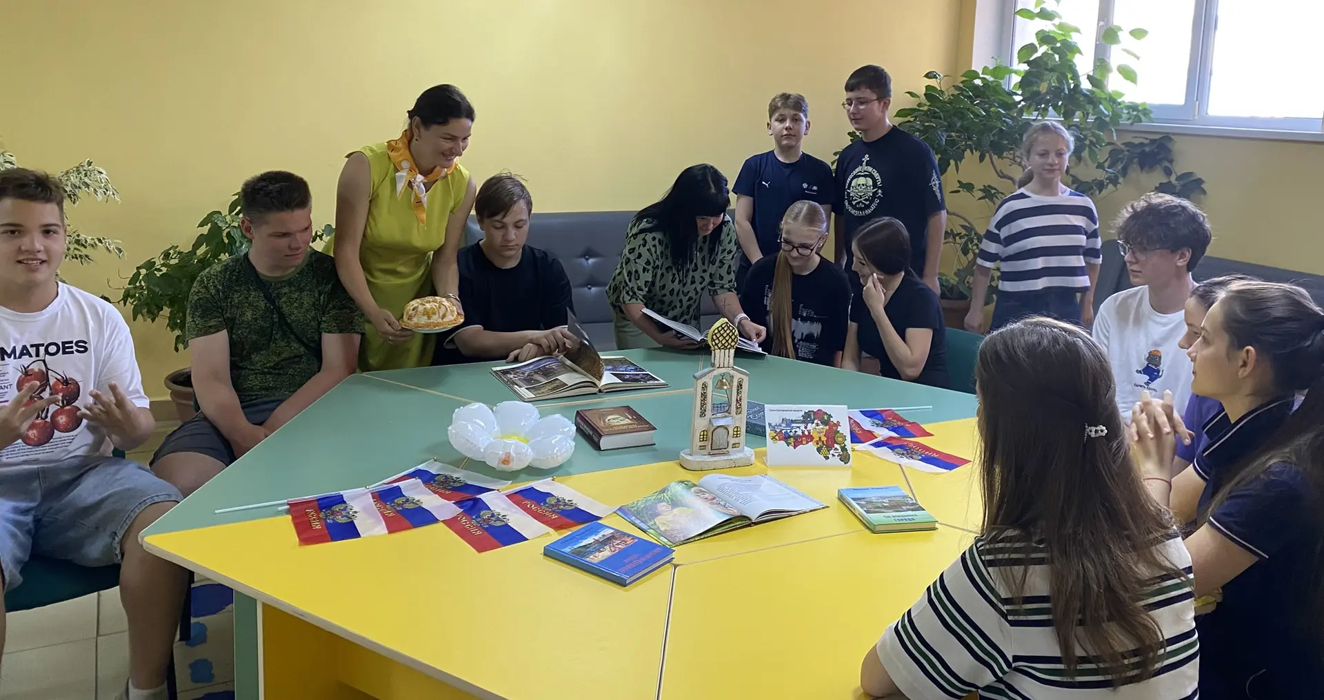 В школе прошёл ряд мероприятий, посвящённых Дню России🇷🇺🇷🇺🇷🇺

🌟Советник директора по воспитан