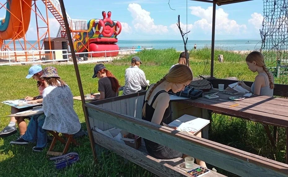 🌊Творческий день на берегу моря!🎨
🖌Учащиеся 3/5 и 4/5 классов художественного отделения отправили