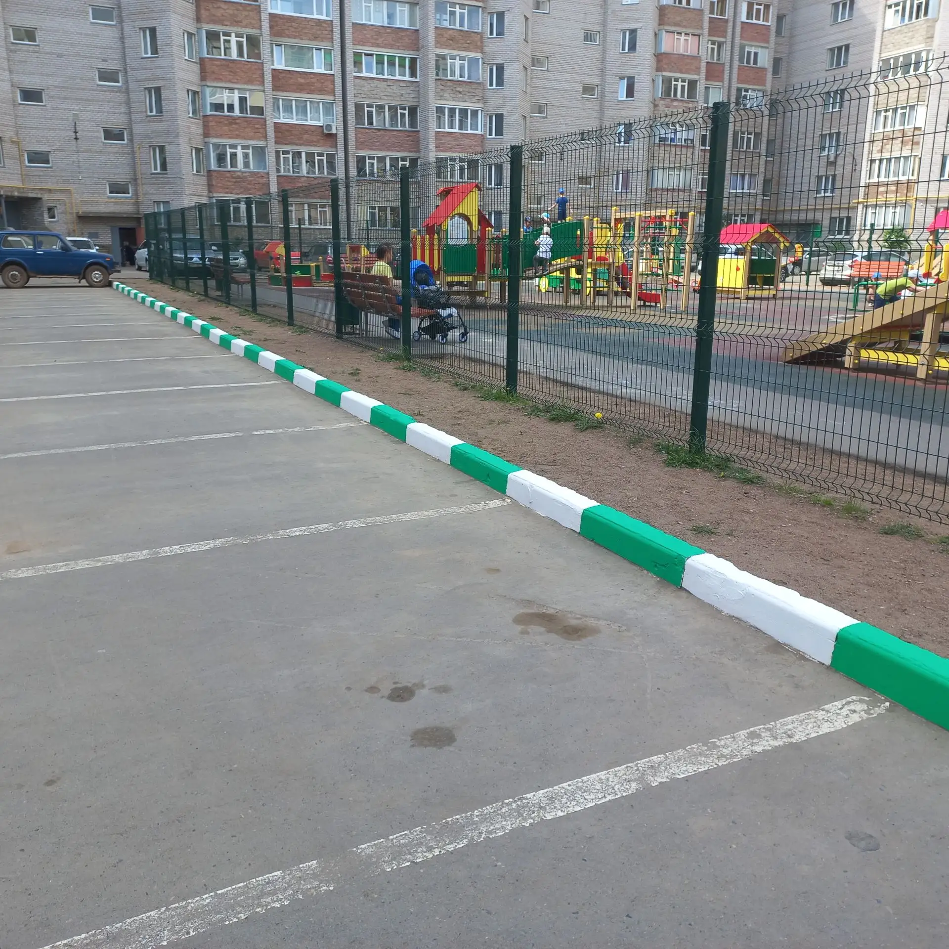 Уважаемые жители!

С завтрашнего дня начинаем красить бордюры по всему периметру детской площадки и 