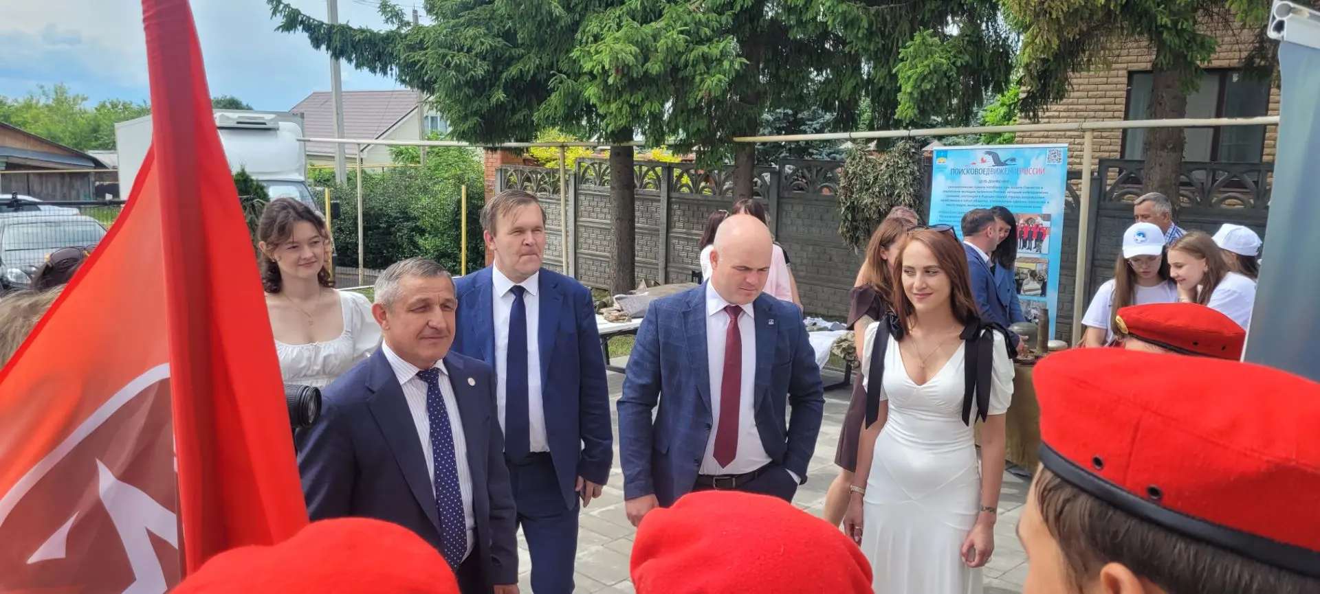 В День памяти и скорби, 22 июня, юнармейцы нашей школы приняли активное участие в городском митинге.