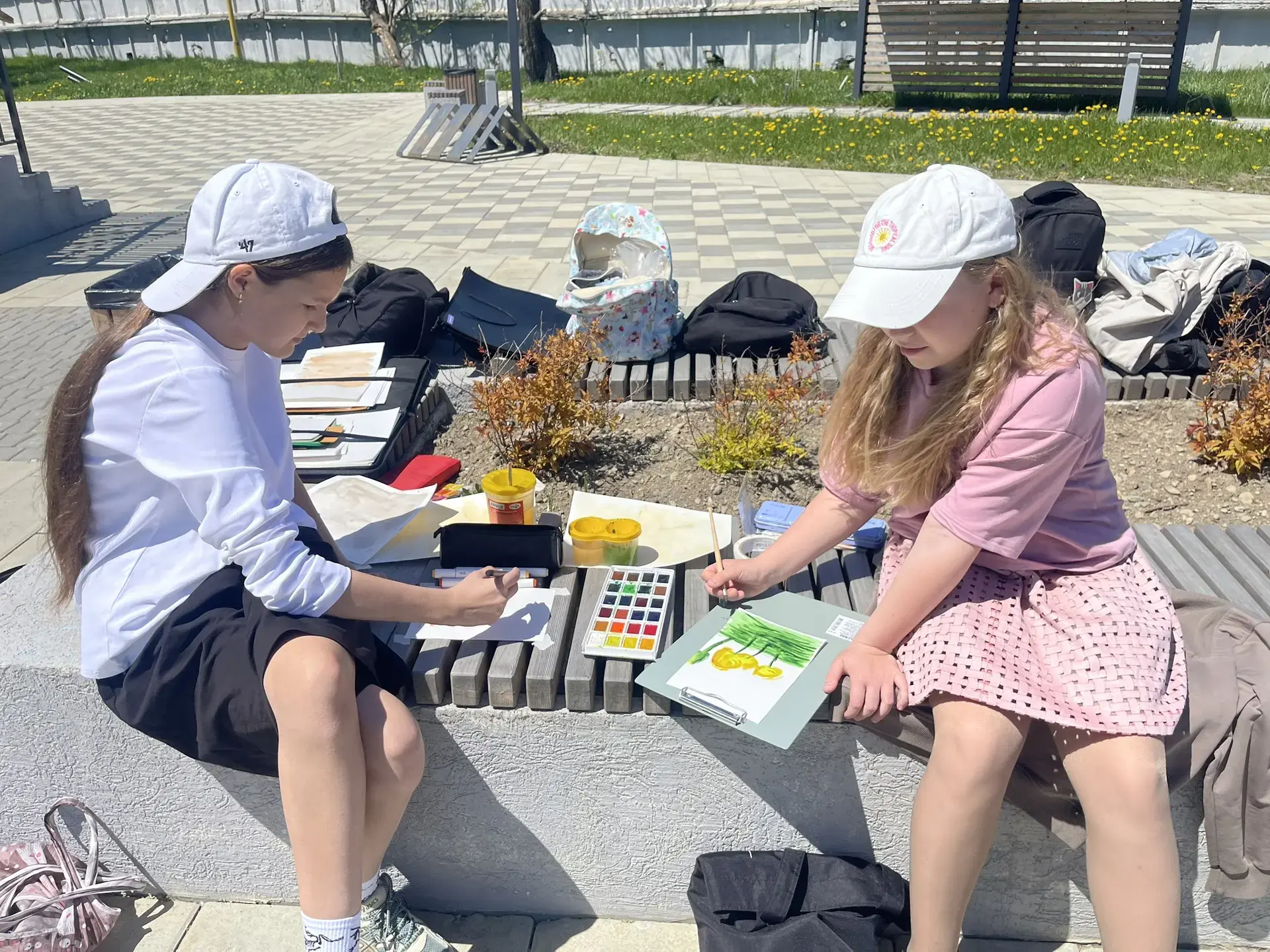 🎨 Пленэр юных художников! 🌿

Учащиеся программы ДПОП (5 лет) «Живопись», 1 класс под руководством 