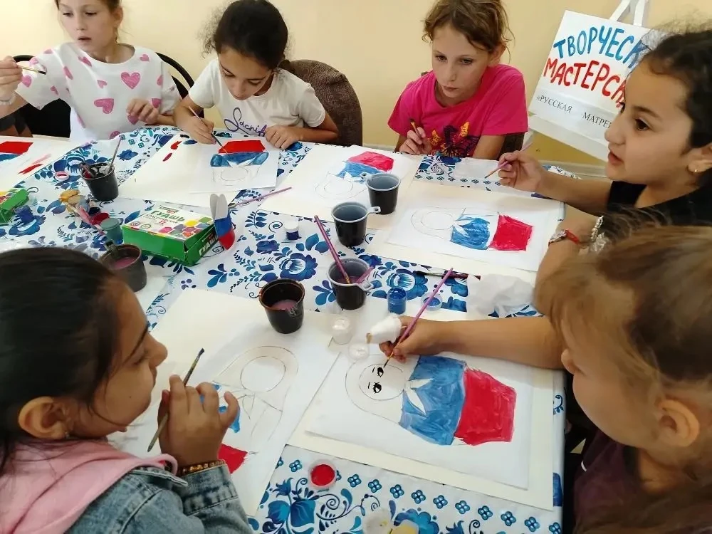🎨 Творческая мастерская: матрёшка в цветах триколора!

🤍Ребята собрались, чтобы не просто поговори