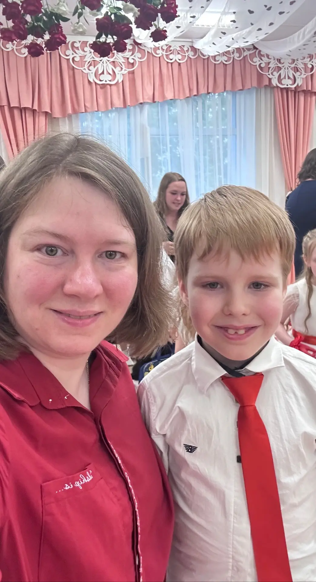 Сегодня выпускной у человека 🥰  теперь впереди 3 месяца лета и школа