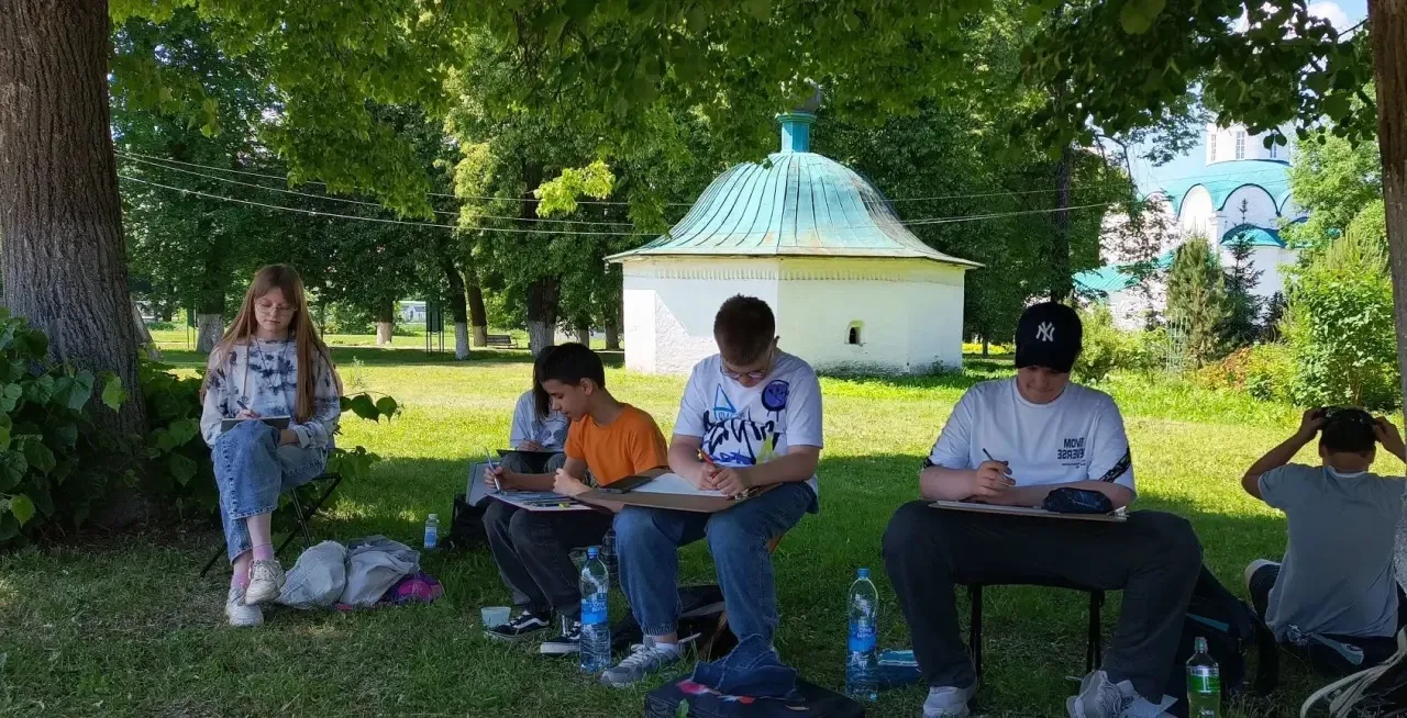 9 июня ребята из 2В класса с преподавателем Манохиной Н.В. ездили на пленэр в Александровскую слобод