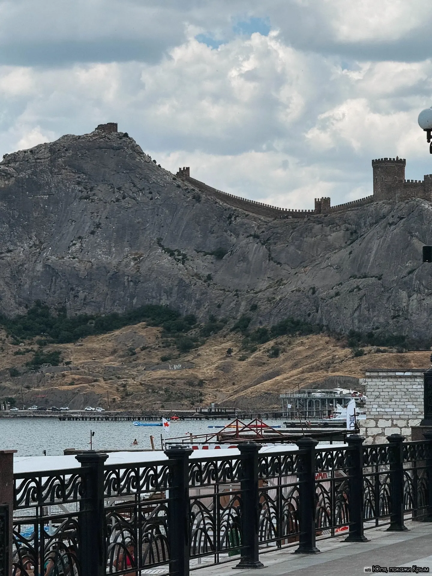 Вид на Генуэзскую крепость с набережной Судака 🌊