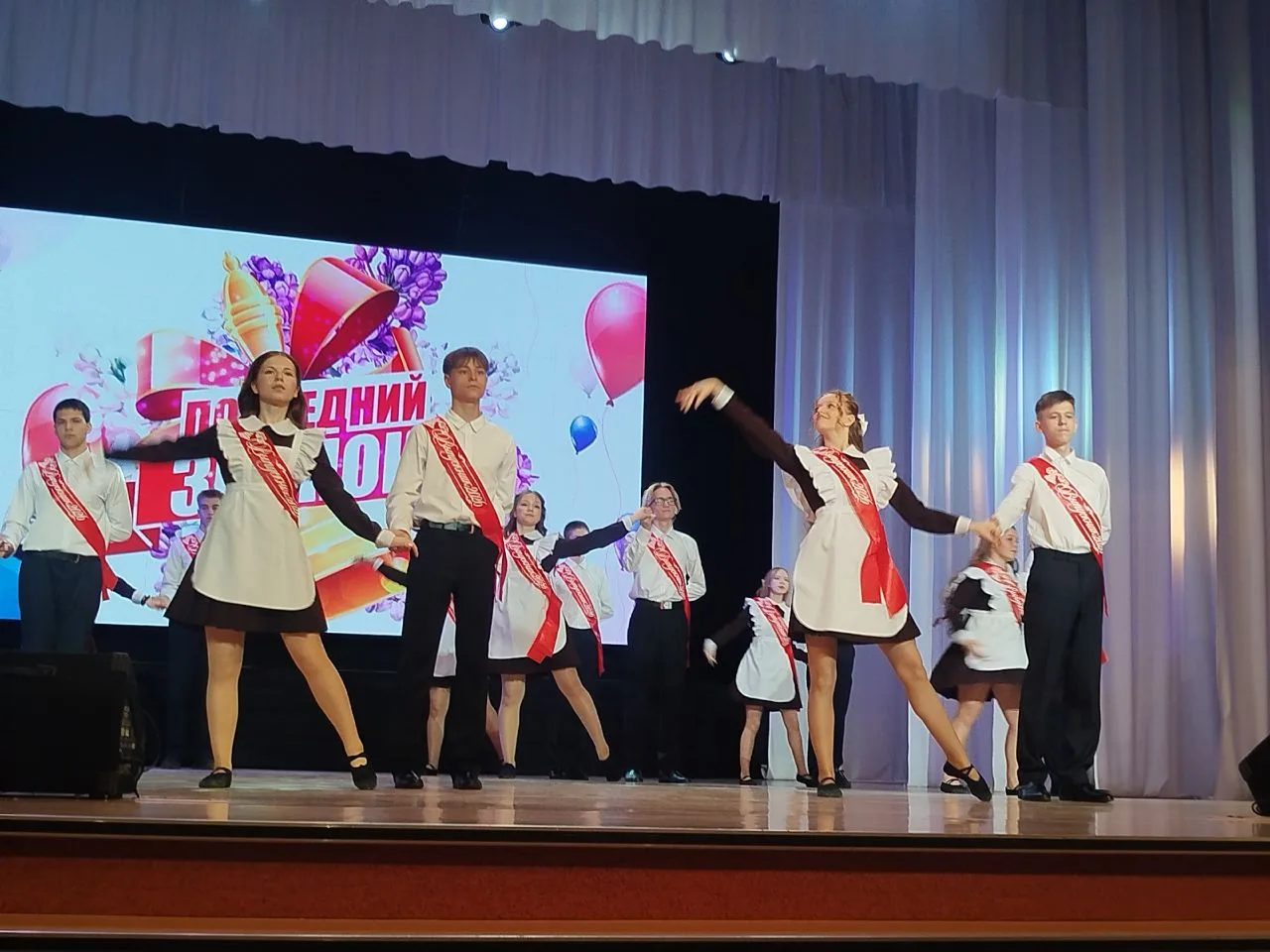 Вчера в нашей школе прозвенел последний звонок! 🎉

Для одних — это генеральная репетиция перед боль