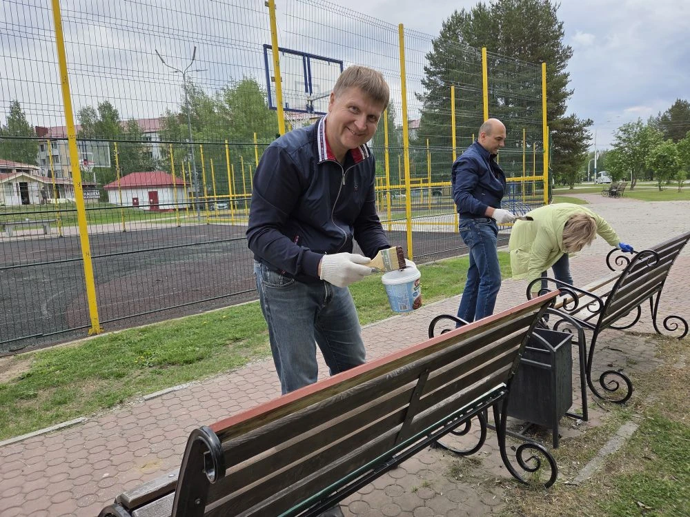 Накануне Дня защиты детей депутаты Думы города Урай провели субботник на детской площадке «Солнышко»