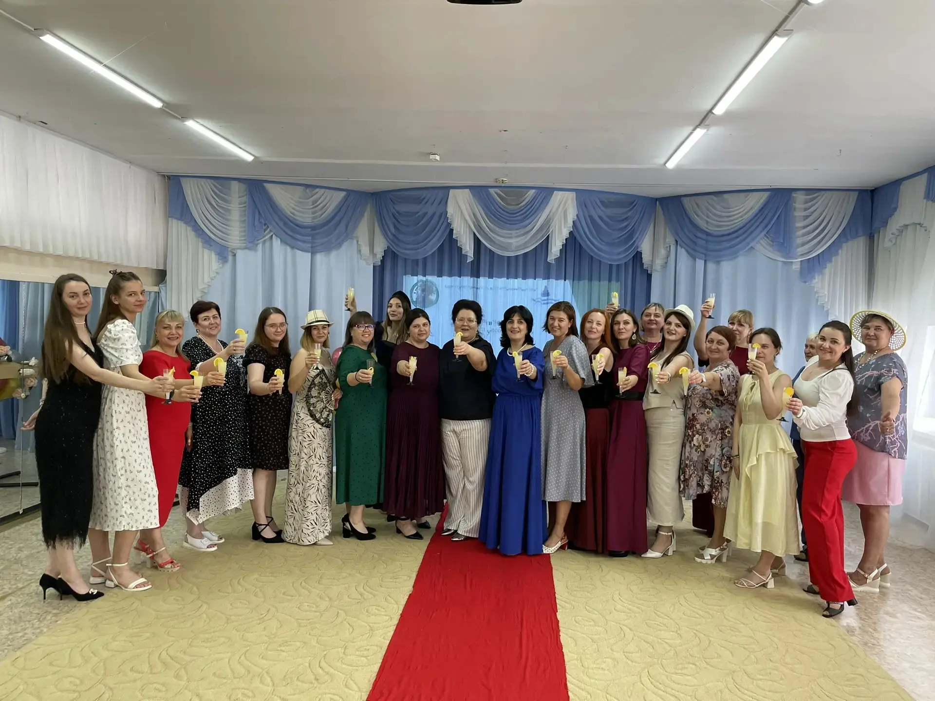 🎀🎉Сегодня в нашем детском саду состоялся первый педагогический бал!
🎼💃Открыл мероприятие торжест