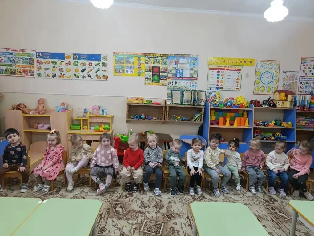 Сегодня  малыши группы" Ягодка"  лепили для куклы Маши  столики. Ребята закрепляли понятие мебель. З