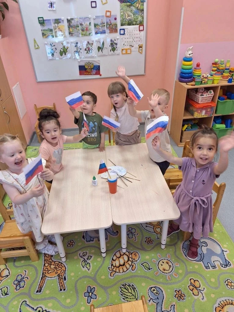 Наши малыши «Гномики» тоже решили поздравить всех с праздником! 🤗
Хоть они ещё и крохи, но уже знаю