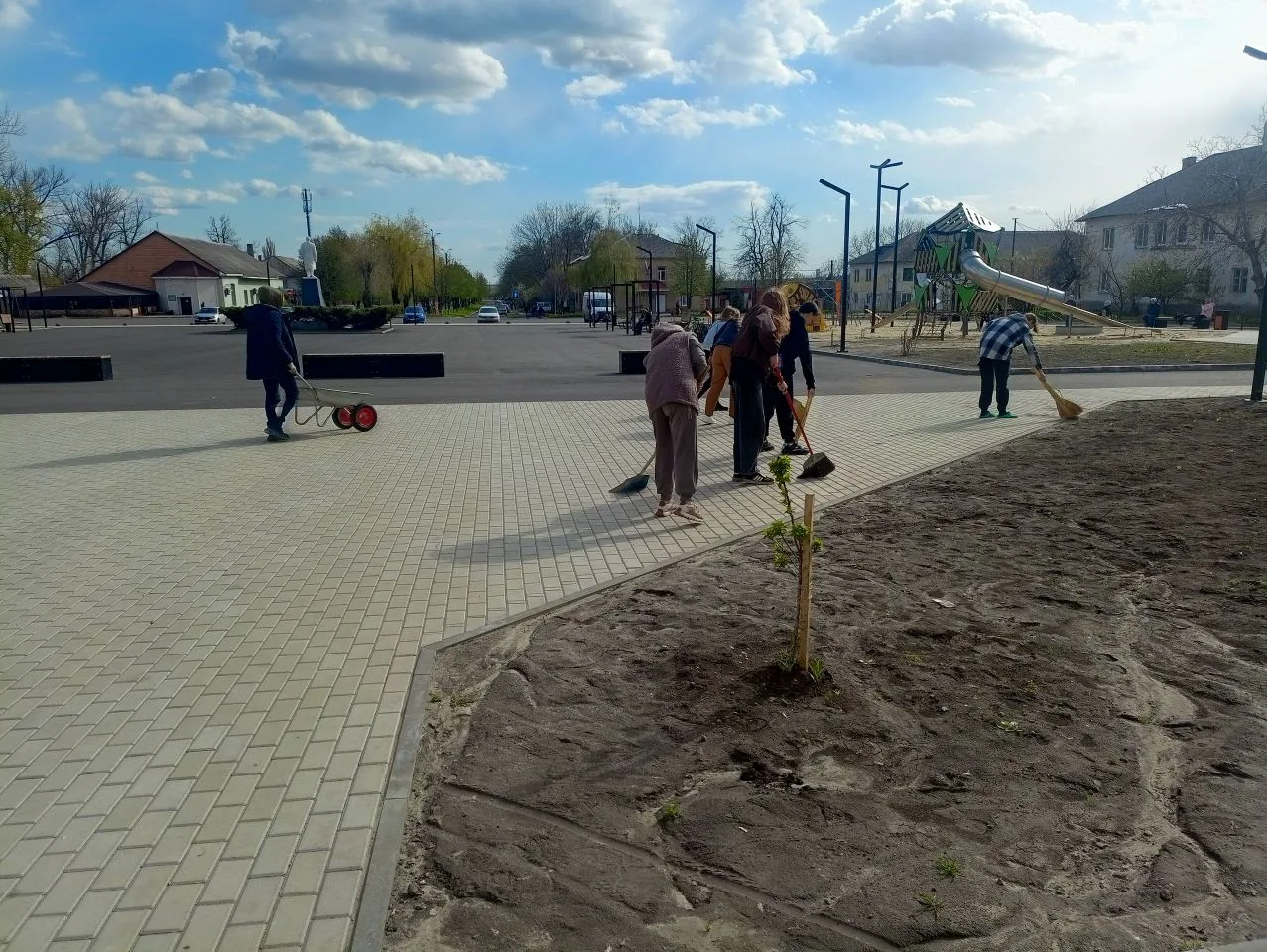 ☀ Субботник — это весело, когда делаешь его с друзьями! 
 
Активисты молодёжного центра с энтузиазмо