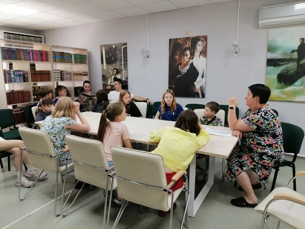 Вот и наступила пора летних каникул. Модельную межпоселенческую центральную библиотеку посетили девч