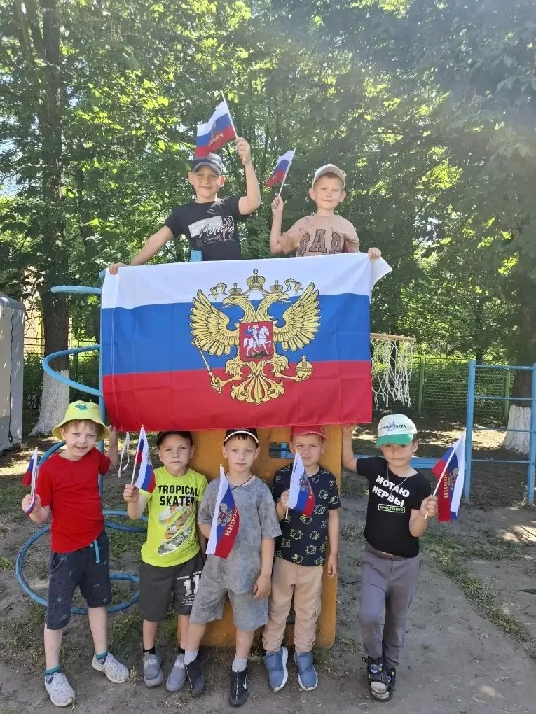 🇷🇺Воспитанники дошкольной разновозрастной группы принимают участие в акции "Флаги России", посвяще
