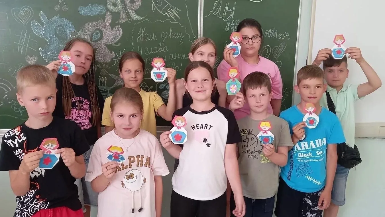 🇷🇺 Маленький символ большой любви

📆  В преддверии Дня России в нашем пришкольном лагере прошёл у