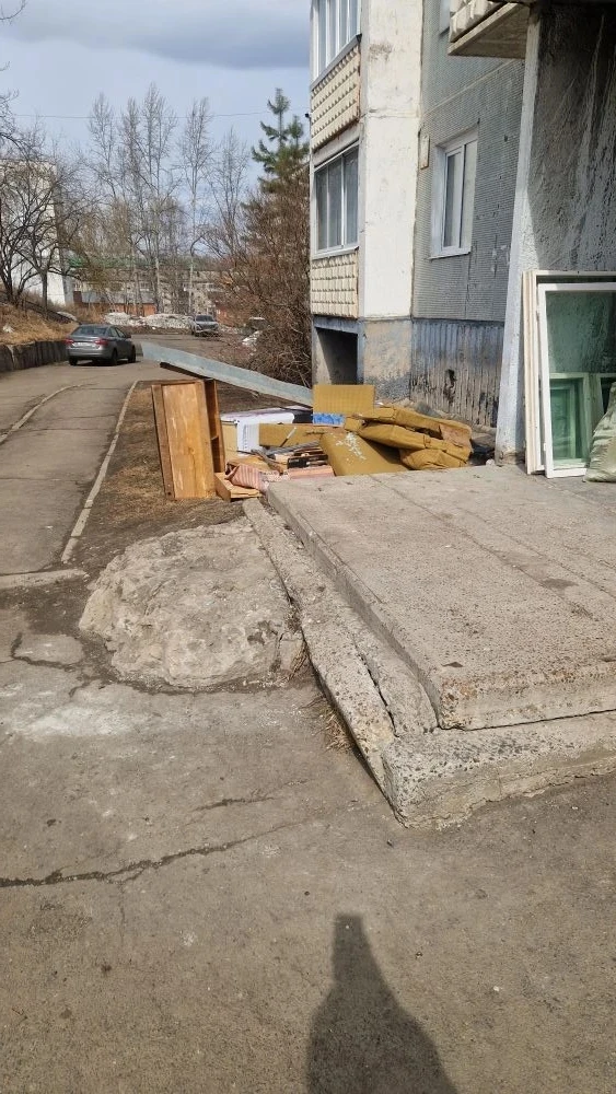 С мая сформирована куча мусора. Ответственность за его вывоз лежит на том, кто его сюда стаскал.
Выш