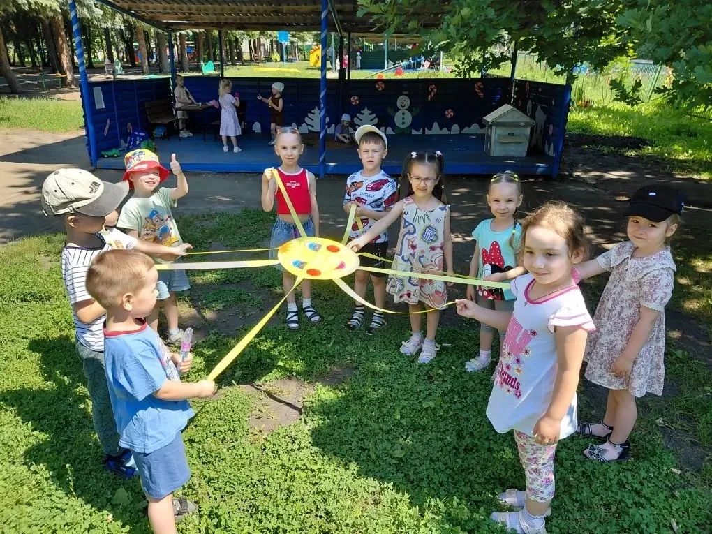 Сегодня в нашем детском саду прошли торжественные и весёлые мероприятия, посвящённые Дню России. В п