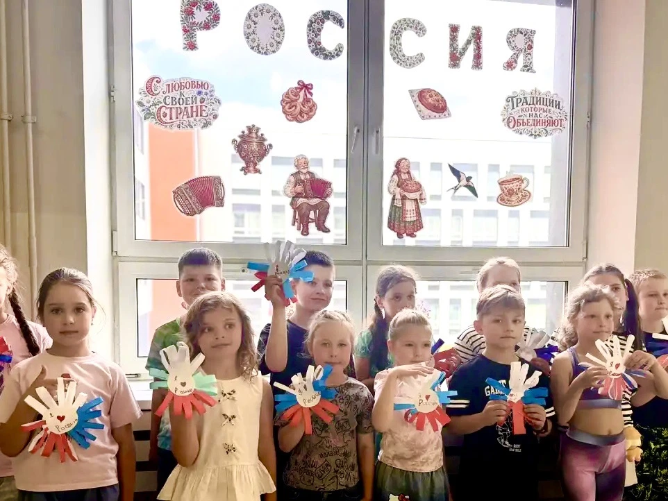 Акция «Окна России»🇷🇺

В преддверии праздника ребята из пришкольного лагеря приняли участие в акци