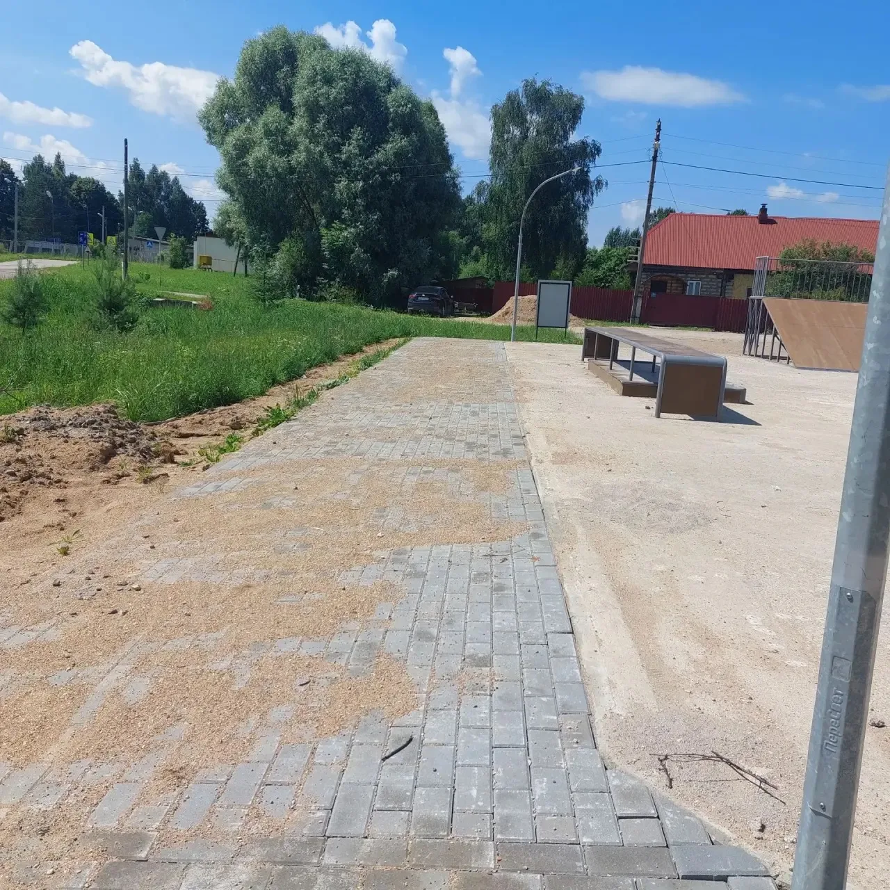 🏗️ В посёлке Мятлево Износковского округа продолжается благоустройство общественной территории зоны