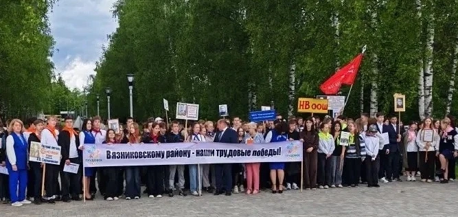 🇷🇺 Сегодня, 1 июня,  на Аллее Боевой Славы прошла традиционная акция «Трудовое лето - 2026».

👫Эт