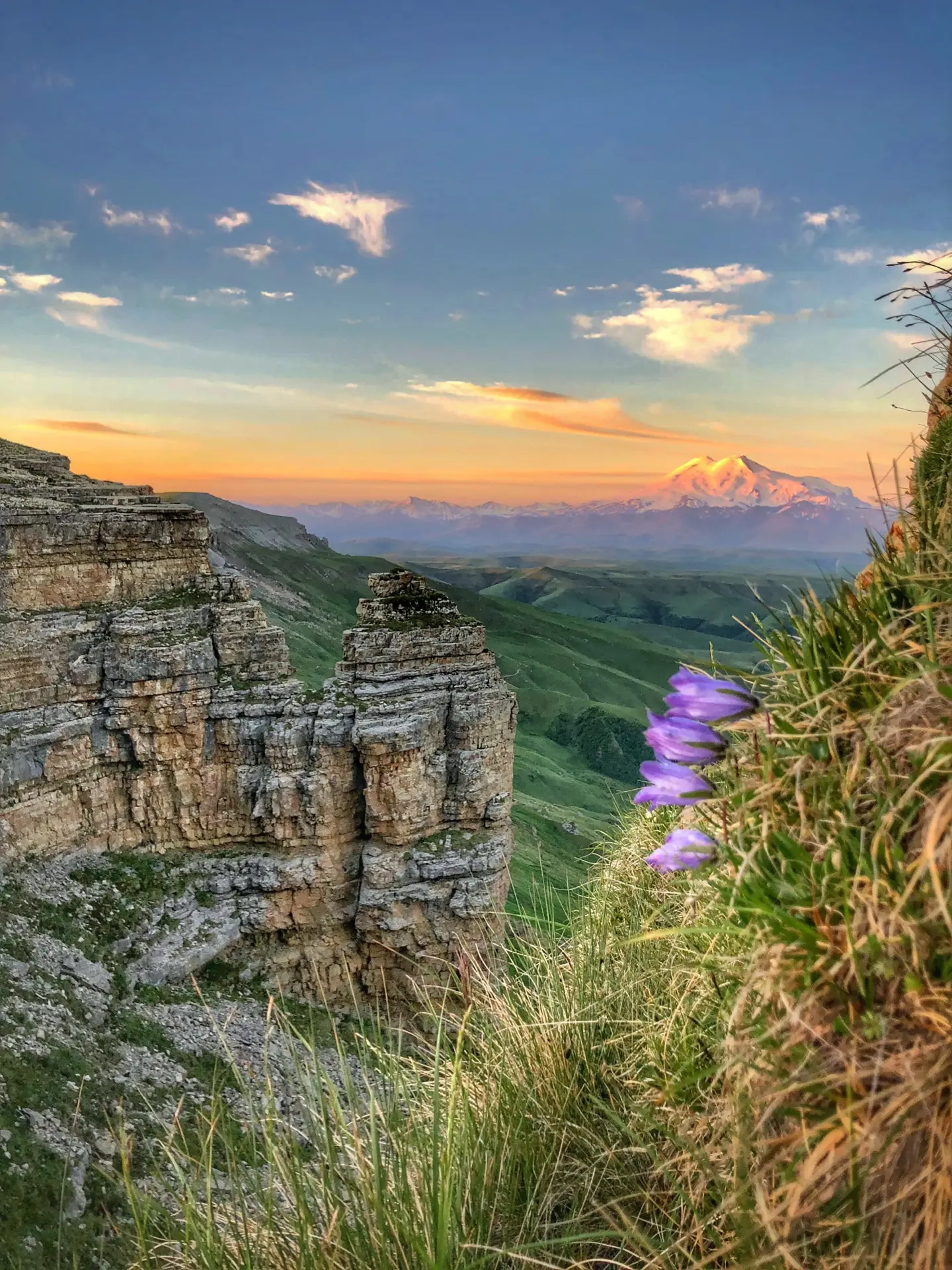 Горы Кавказа 🏔️🌸

Доброе утро, друзья ! Встречаю новый день на Плато Бермамыт, желаю Вам хорошего 