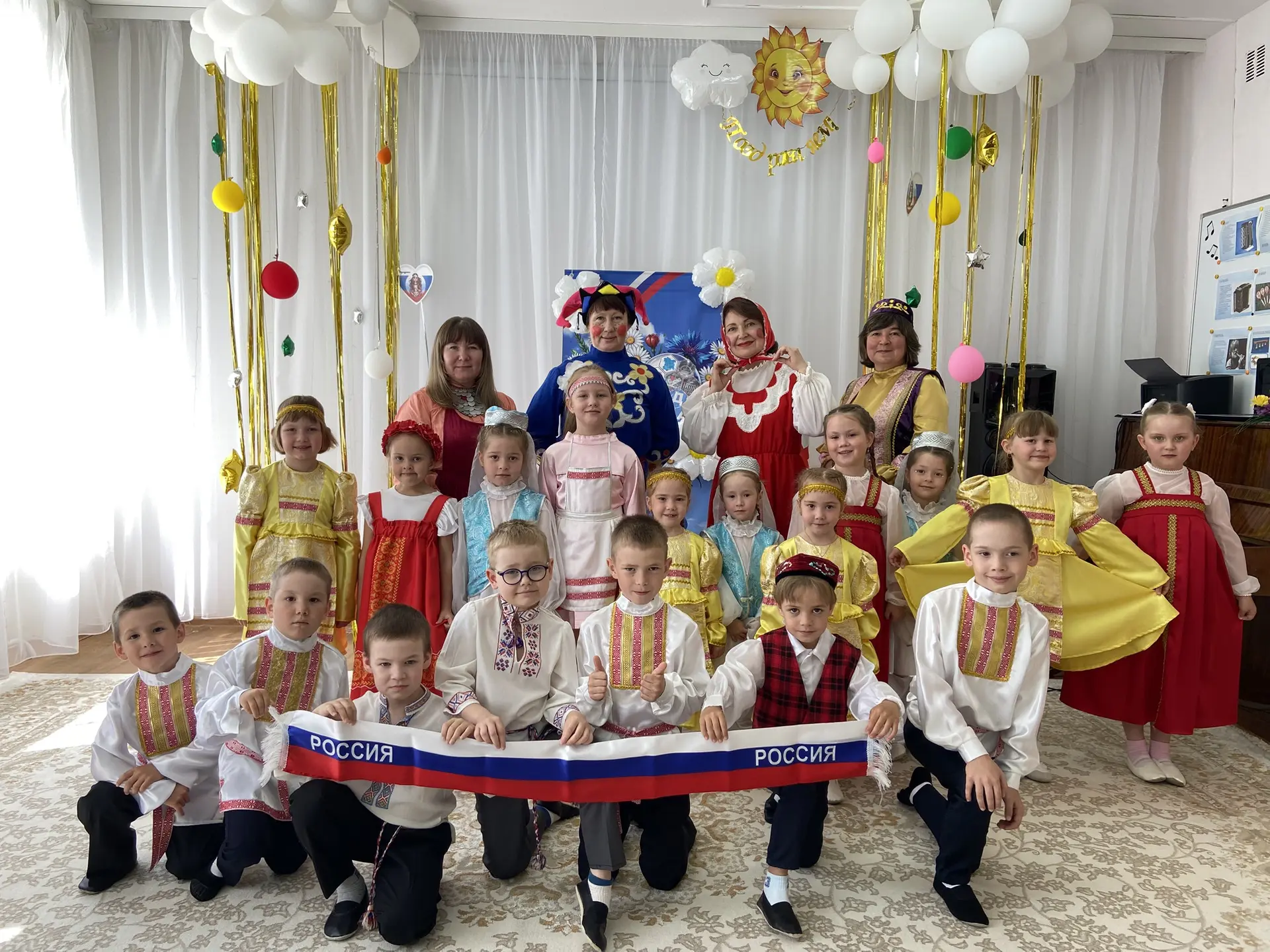 12 июня - ДЕНЬ РОССИИ!🇷🇺

Нам праздники для радости даны,
Мы знаем их немало, самых разных,
Но ден