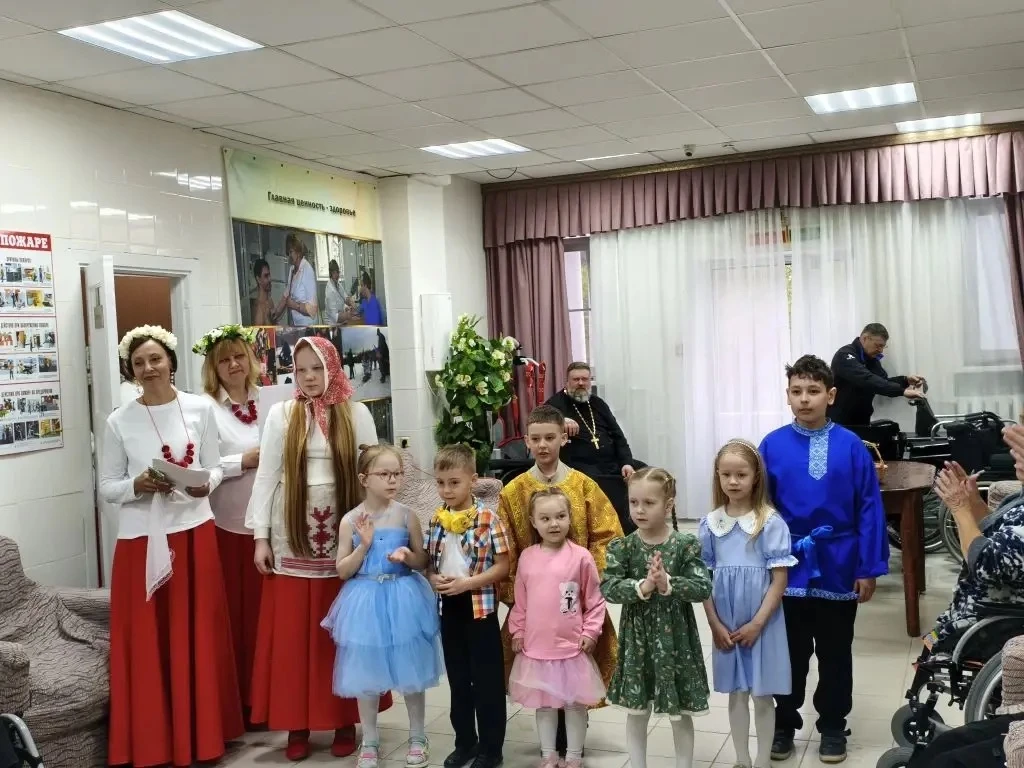 1 мая наших проживающих с праздником поздравил отец Евгений из храма "Пророка Ильи и мученицы Татьян