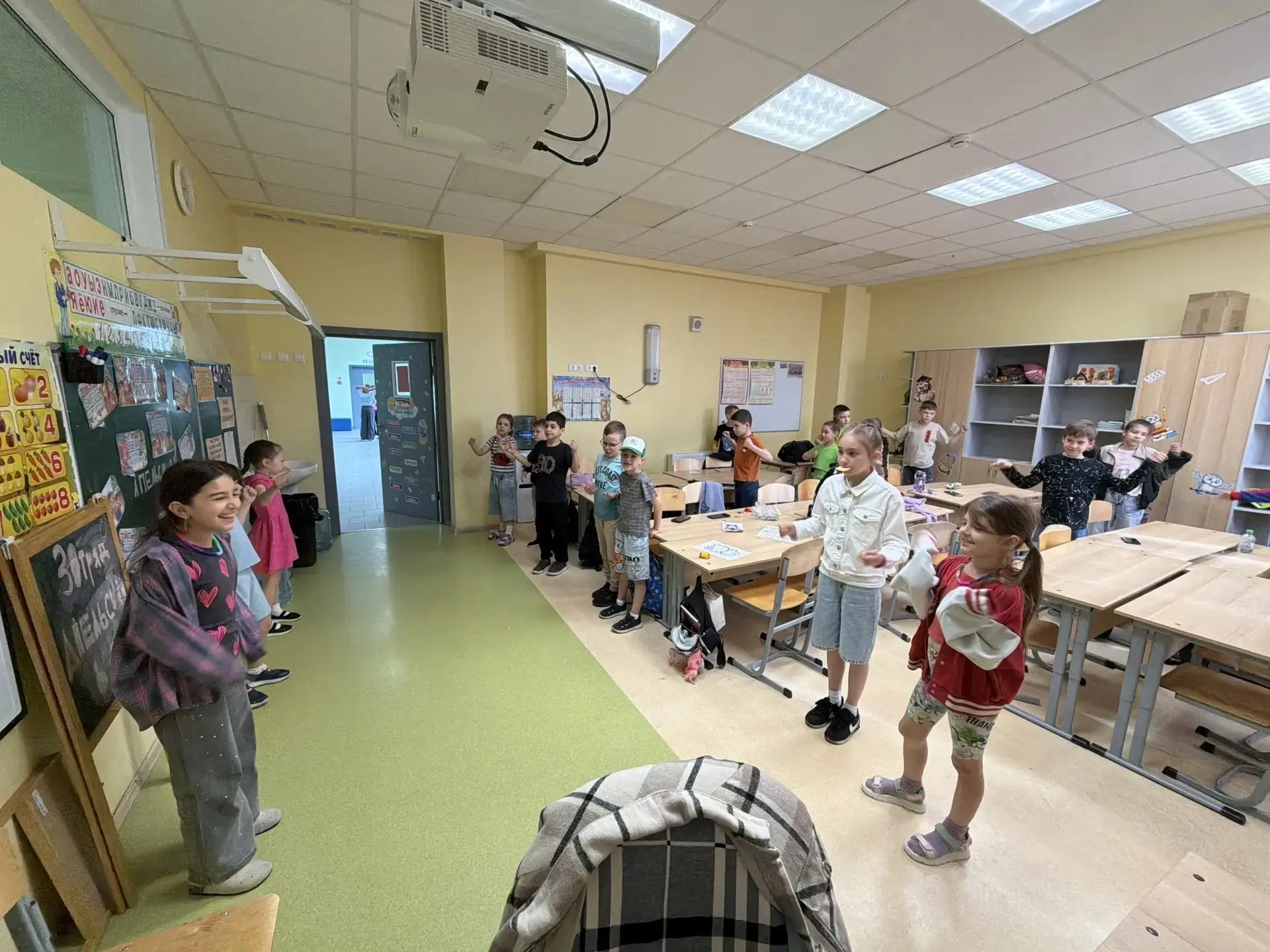 Каждое утро в нашем лагере начинается с бодрой зарядки! Сегодняшний день был полон ярких впечатлений