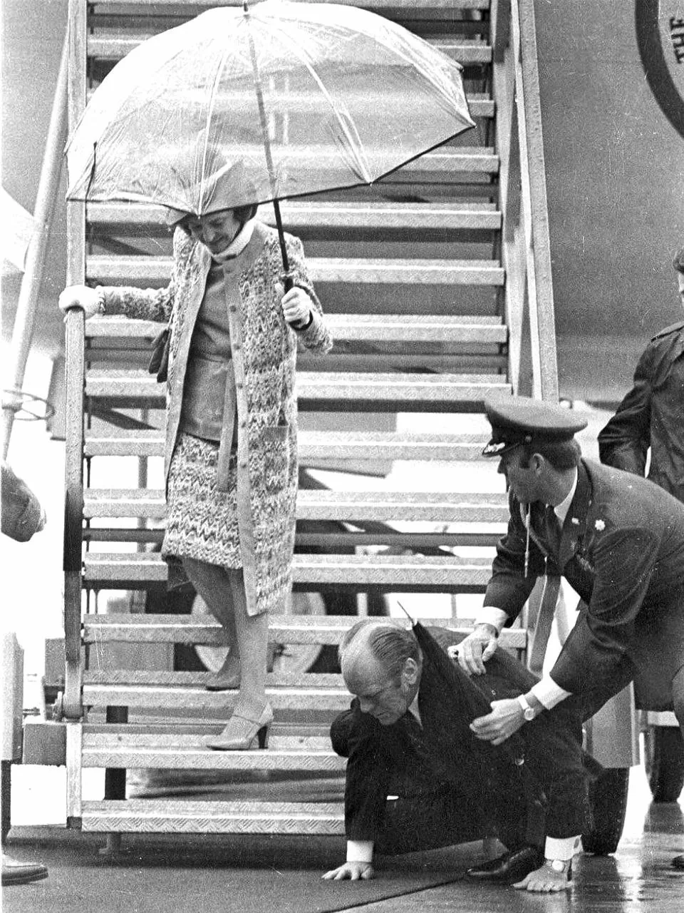 Падение президента США Джеральда Форда с трапа самолета, Вена, 1975 год.

Фотоальбом | подписаться