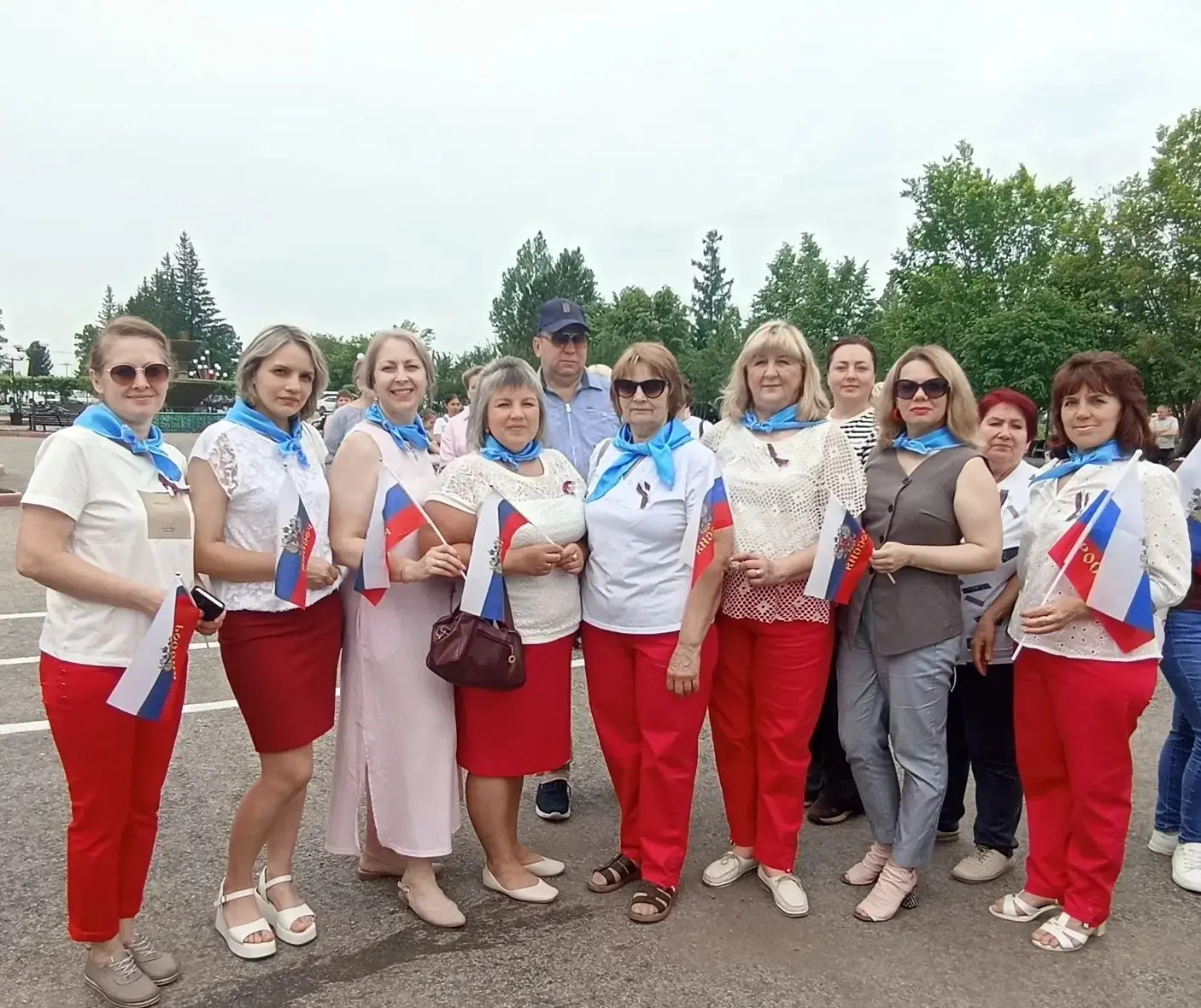 🇷🇺 С Днём России!

🌟 Днём России июнь согрет.
С днём рожденья тебя, страна!
Ни родней, ни прекрас