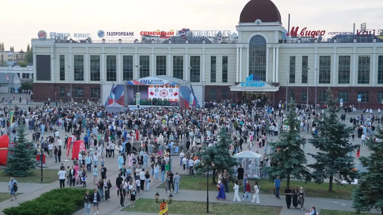 Праздничный концерт в честь 290-летия города дарит яркие эмоции и атмосферу бузулучанам
⁣
На централ