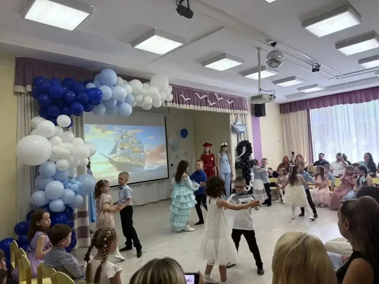 ПАРУС ДЕТСТВА ⛵ 

Прощай, уютный островок дошкольного детства, пора в путь, наши дорогие выпускники!