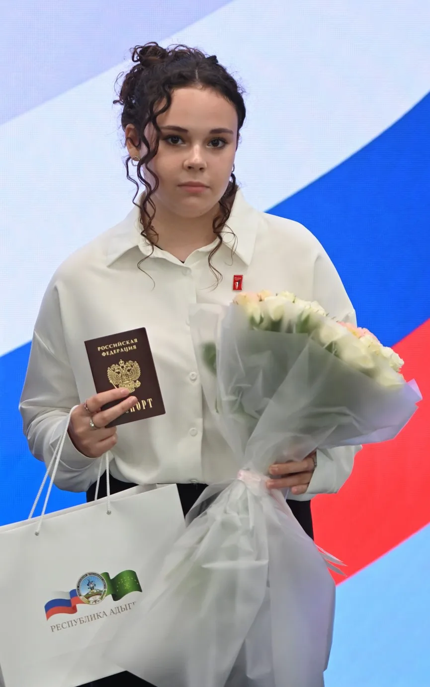 День получения первого паспорта является знаковым событием в жизни каждого подростка. В череде предп