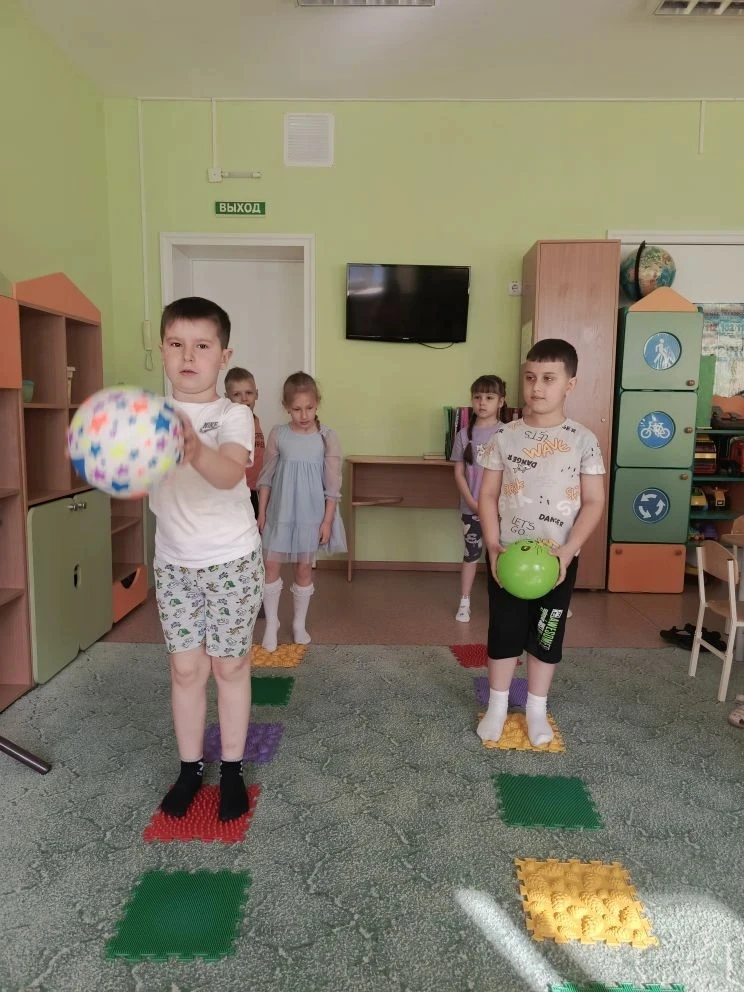 Дети группы "Пчёлки" играли в игру „Мяч бросай - слово называй“, в которой называли слово на заданны
