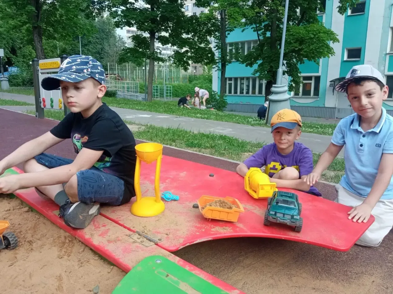 ☀️ Лето — это маленькая жизнь! 

Думаете, наши дошкольные отделения летом — это только игры в песочн