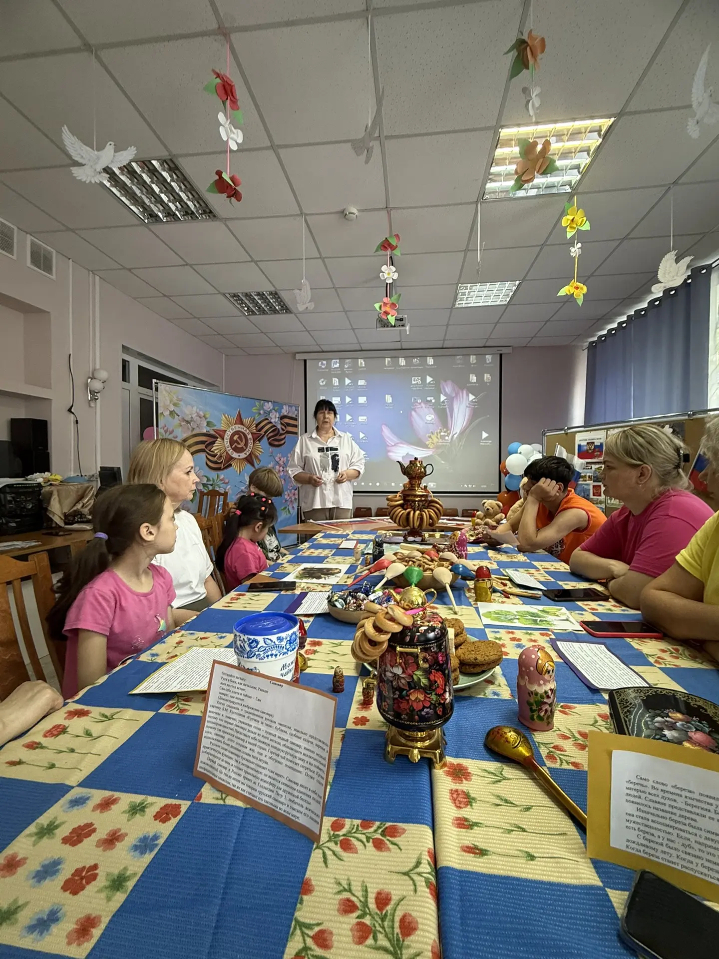 🇷🇺🇷🇺🇷🇺11 июня 2026 года в нашем Центре прошел тематический час "Неофициальные символы России",