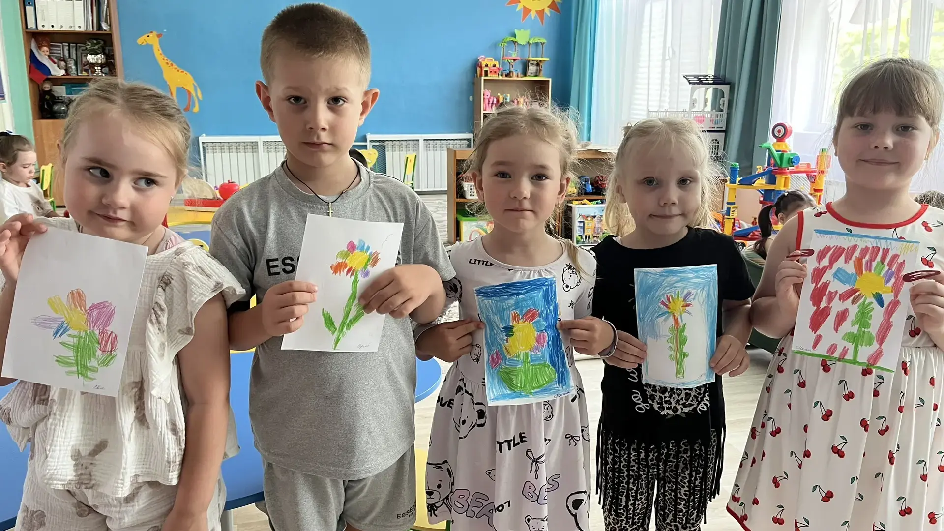Волшебные карандаши: юные художники создают «Цветик-семицветик»🎨

Развиваем мелкую моторику и цвето