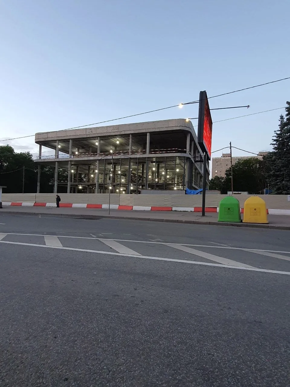 Подписчики сообщают, что в нашем кинотеатре Керчь включены фонари и слышны звуки работы! Возможно ст