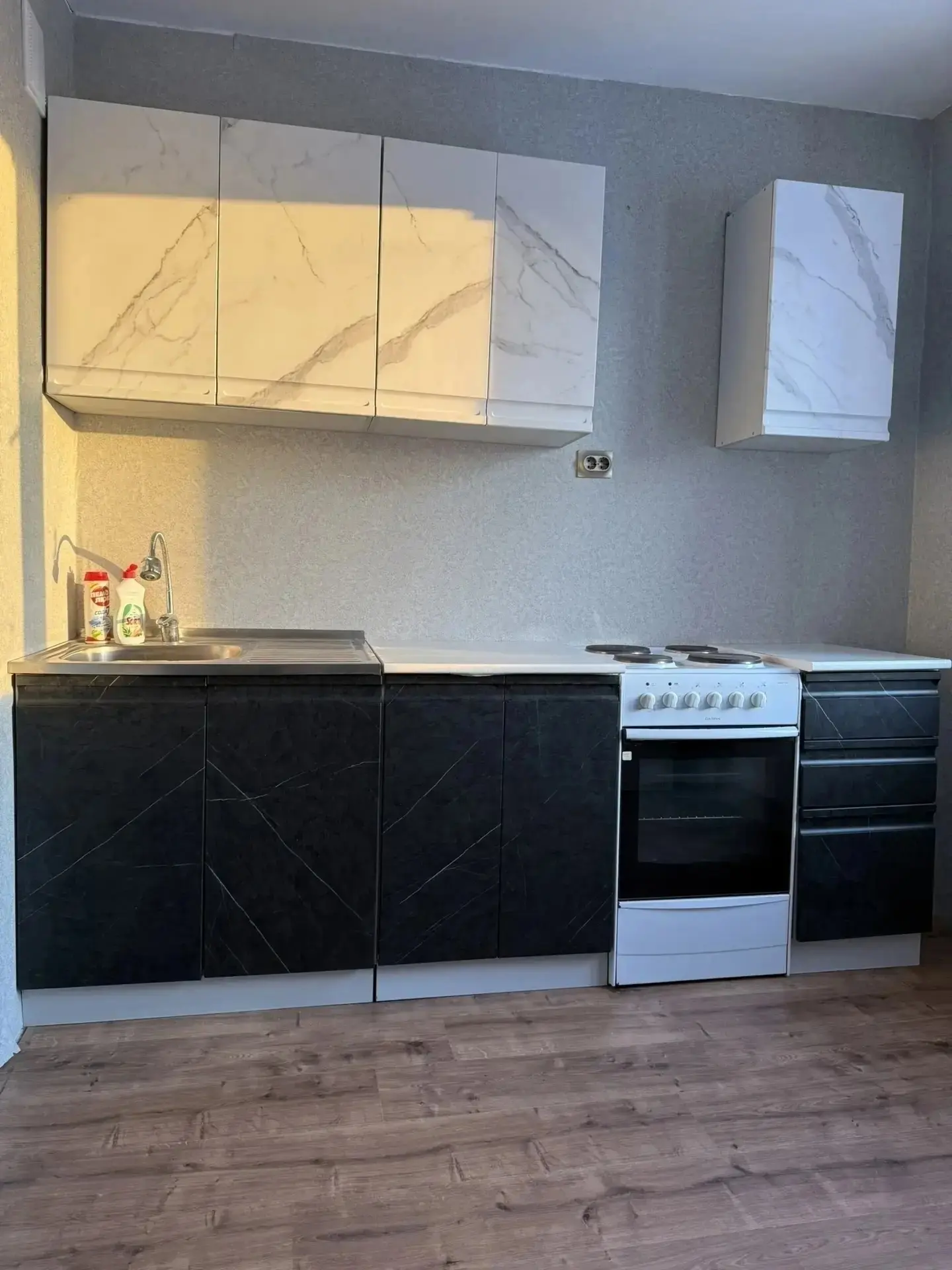 Сдаю 1кк. 5 мкр, 17к5, 7 этаж.
В квартире  из мебели : кухонный гарнитур , стол , 3 табурета , обувн