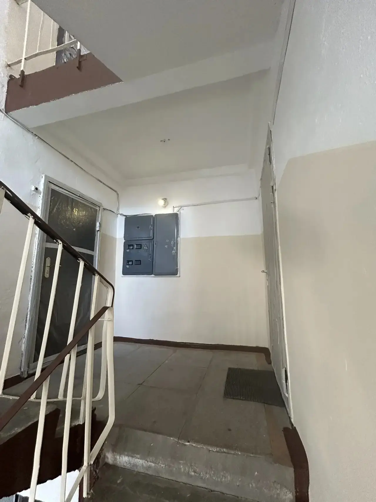 В рамках текущего ремонта силами  УК «Семья» произведен косметический ремонт подъезда в МКД по адрес