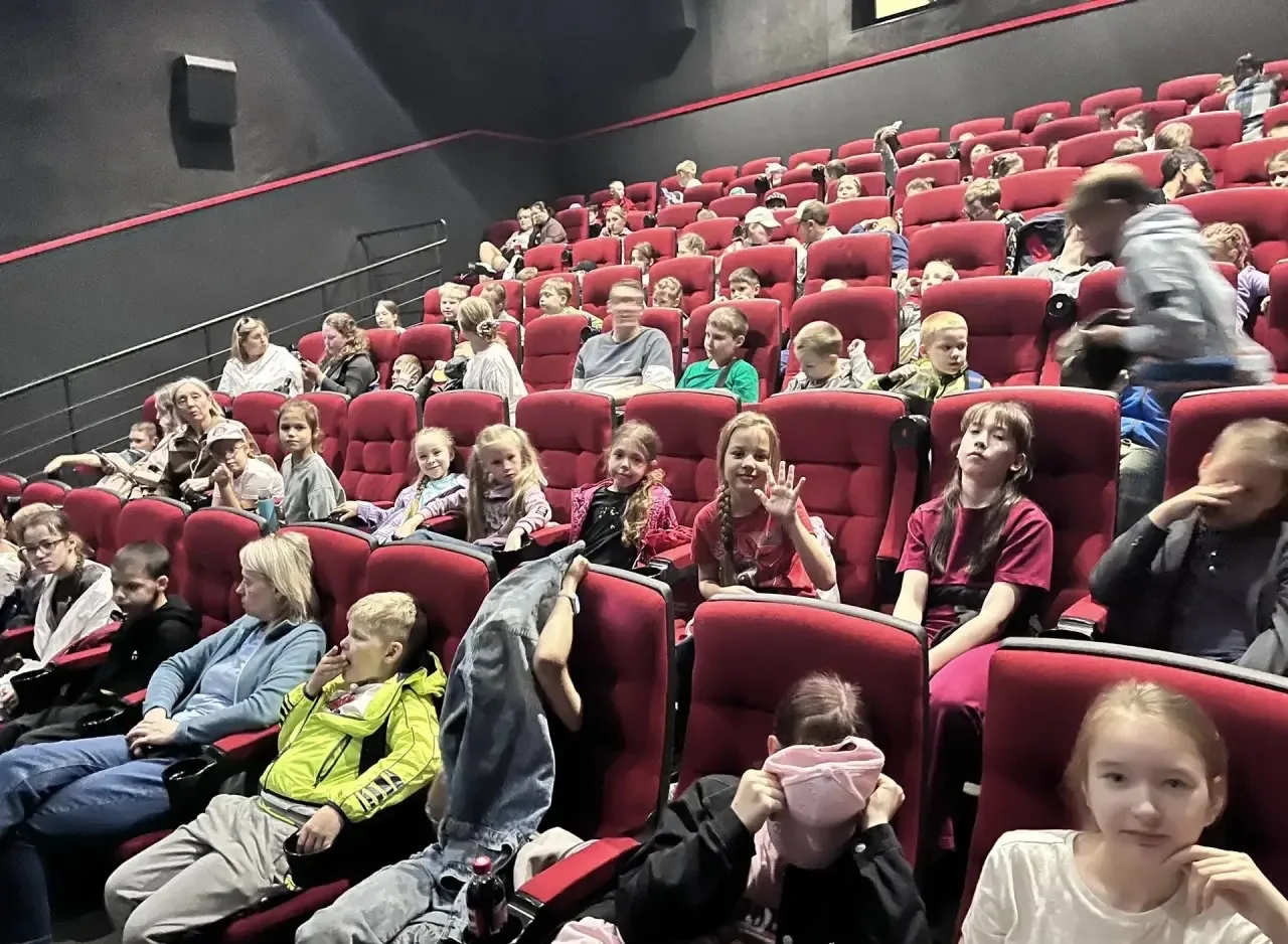 🎬Сегодня в школьном лагере состоялась поездка в кинотеатр.  Ребята посмотрели мультфильм «Шевели пе