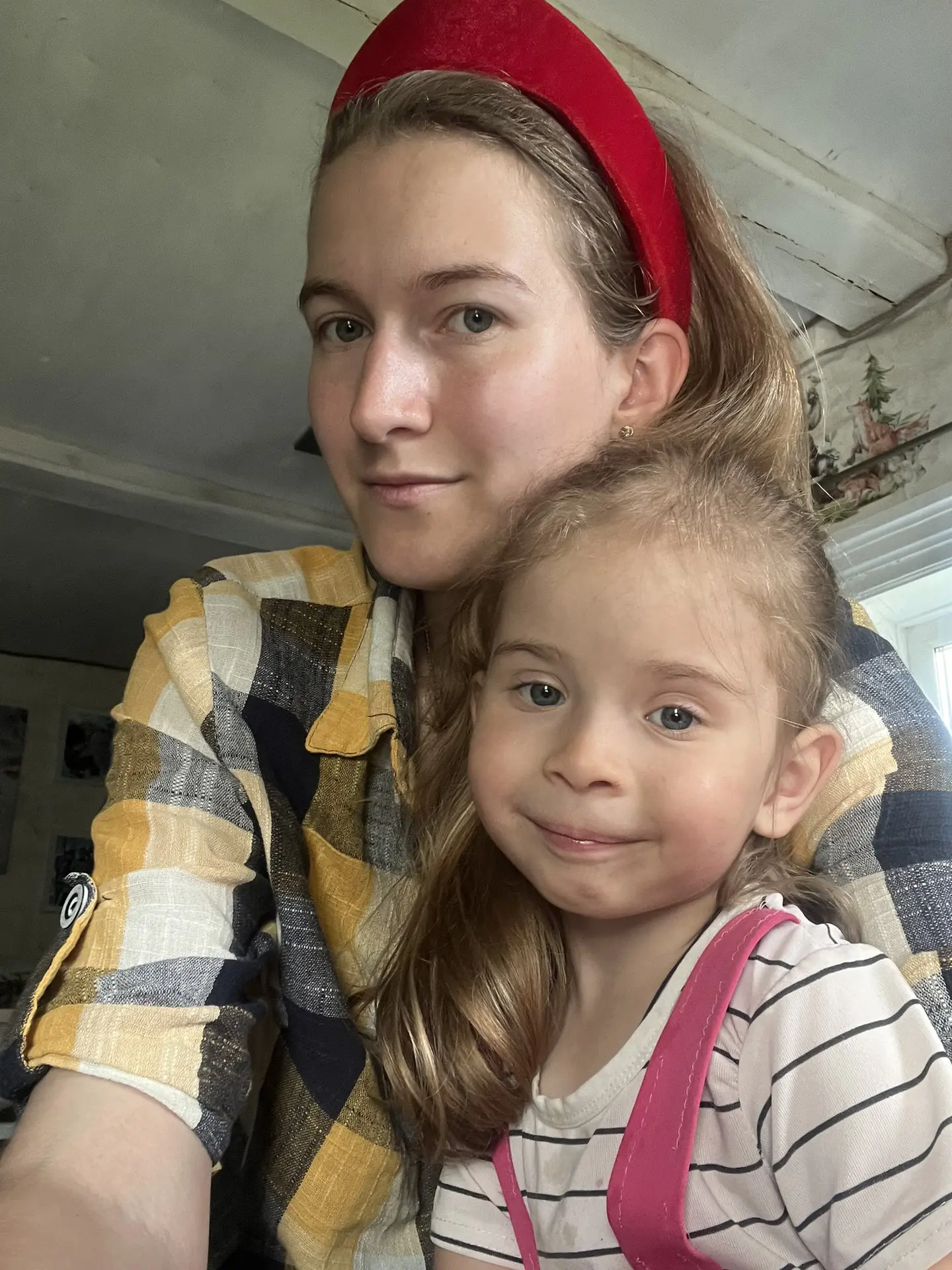 Не ищите негатив в наших словах☺️

Если кому комфортно красится, почему нет, у кого-то 10 Котов, да 