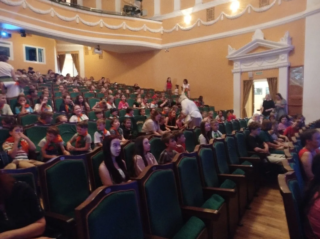 9 июня ребята посетили Театр Юного Зрителя, спектакль "Аладдин".
Дети посмотрели историю об Аладдине