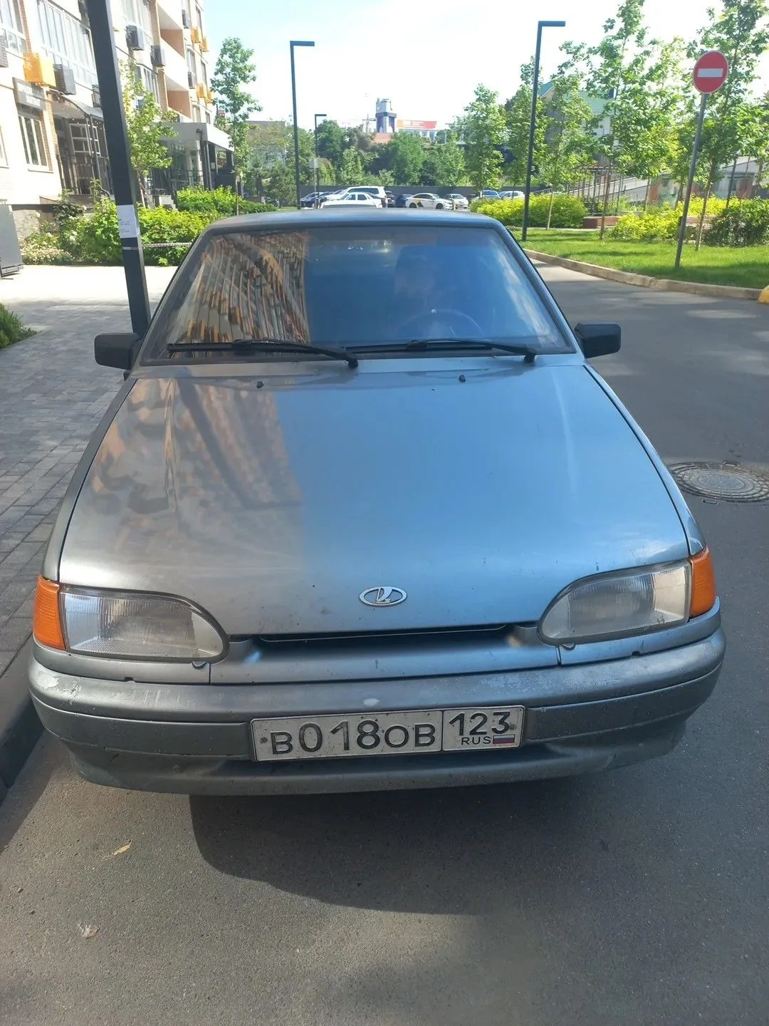 Если вы узнали свой автомобиль, переставьте срочно. Если узнали автомобиль соседа, передайте просьбу