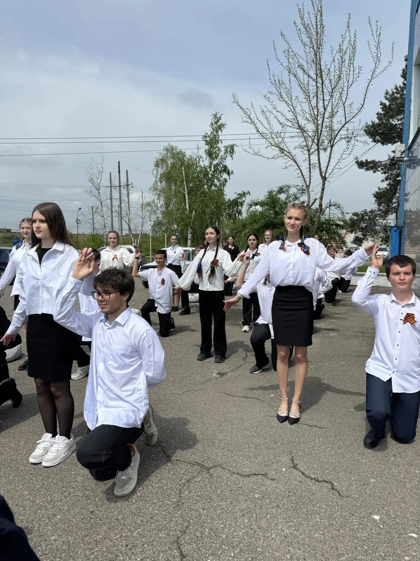 Майский вальс у стен НИЭУП 🕊

✨Более 70 пар наших студентов закружились в легендарном танце в честь