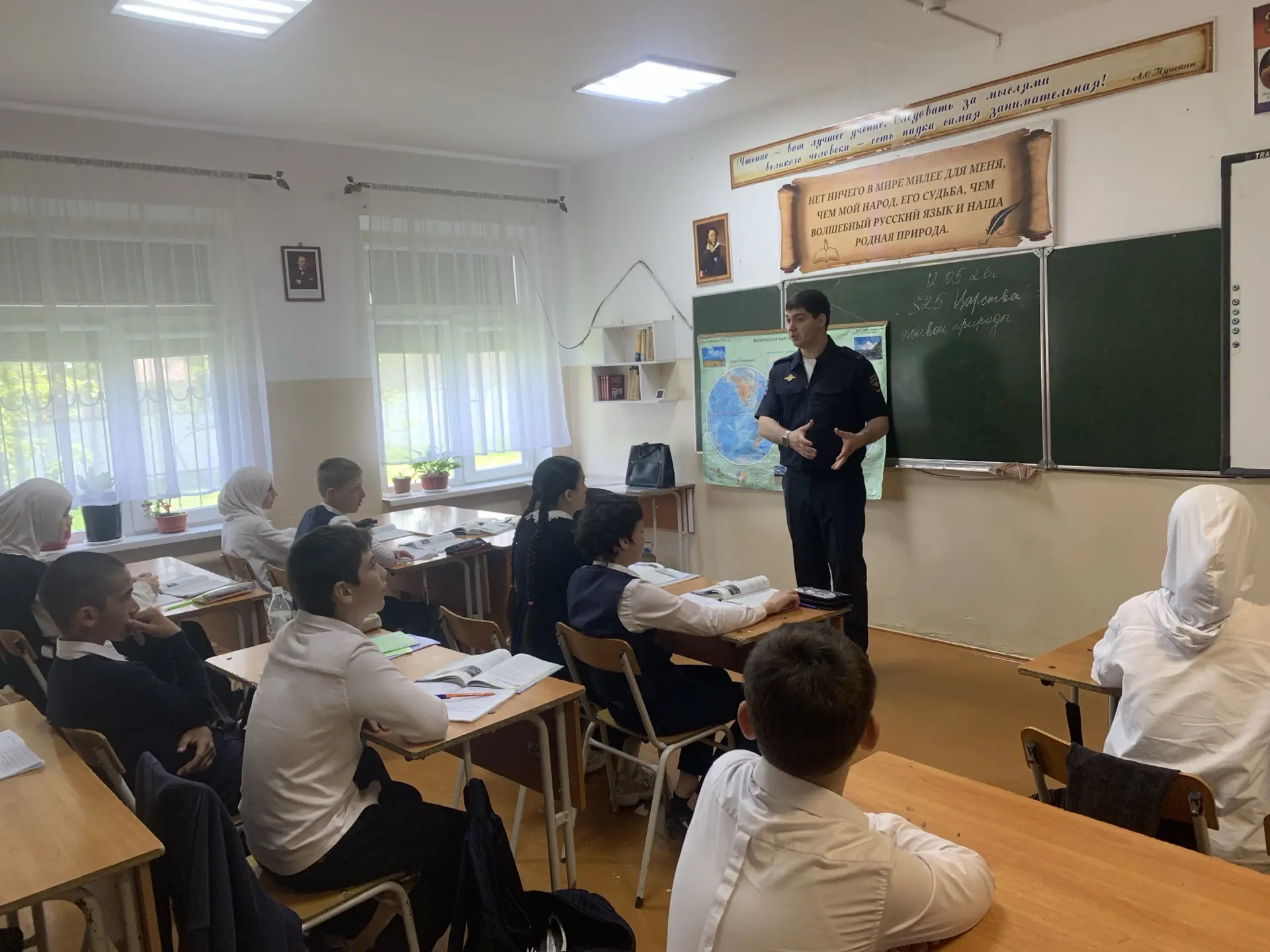 В преддверии летних каникул сотрудником ГИБДД г. Махачкалы был проведен инструктаж о безопасном пове